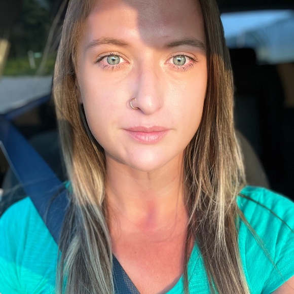 Meet your Posher, April - Picture 1 of 2